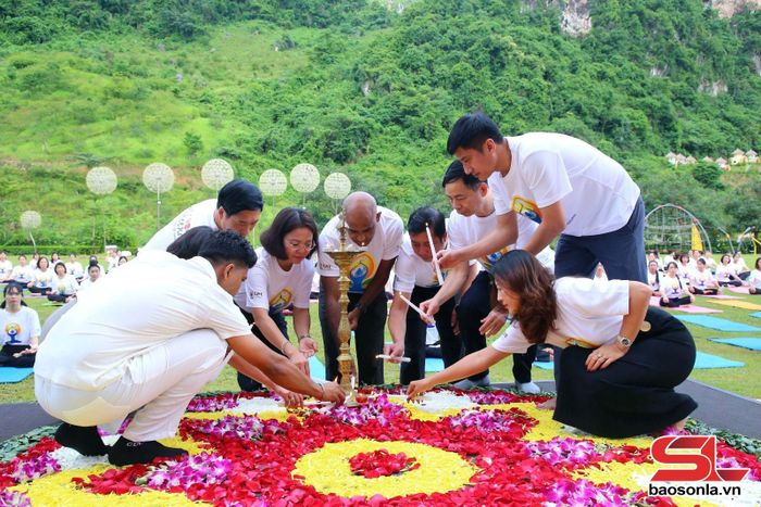 Các đại biểu thực hiện nghi lễ thắp nến.