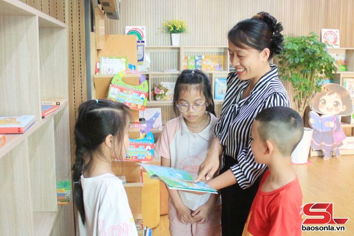 Các em thiếu nhi đọc sách tại Phòng thư viện, Trung tâm Văn hóa, Thể thao tỉnh.