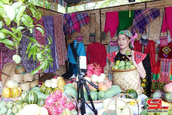 Gian hàng livestream giới thiệu và tiêu thụ xoài tròn Yên Châu trên nền tảng số.