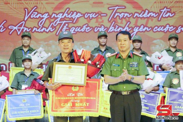 Lãnh đạo Công an tỉnh trao giải Nhất và Bằng khen của Chủ tịch UBND tỉnh cho đội thi phường Tô Hiệu.