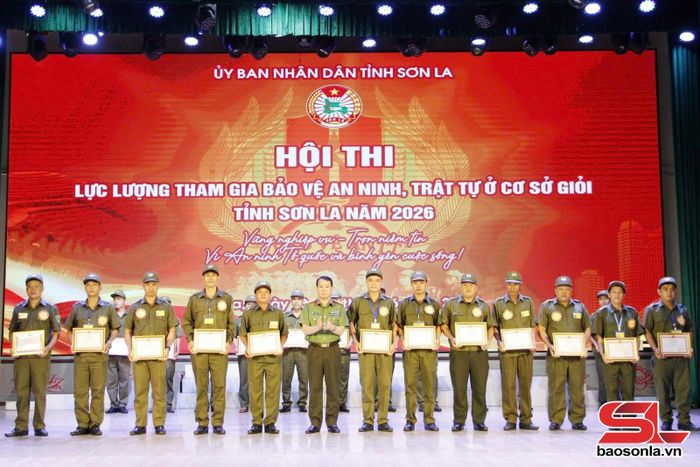 Lãnh đạo Công an tỉnh tặng Giấy khen cho các đội thi xuất sắc tham gia hội thi.