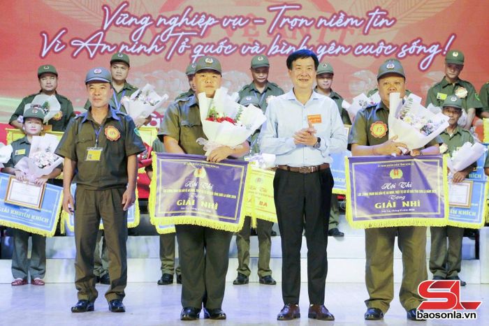 Lãnh đạo Sở Văn hóa, Thể thao và Du lịch tỉnh trao giải Nhì cho các đội đoạt giải.