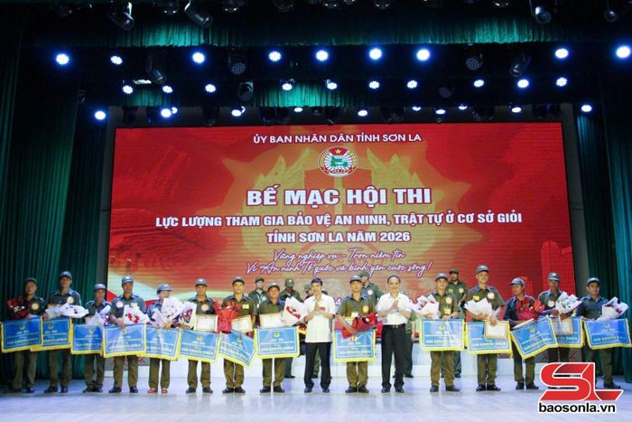 Lãnh đạo Báo và PTTH Sơn La, Sở Tư pháp trao giải khuyến khích cho các đội đoạt giải.