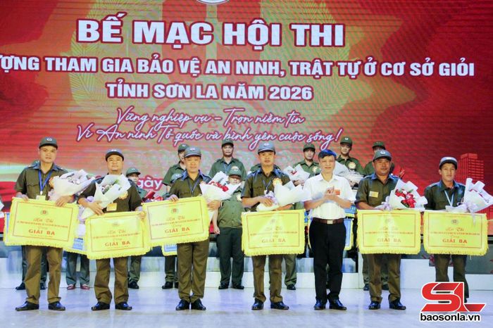 Lãnh đạo Sở Nội vụ trao giải ba cho các đội đoạt giải.