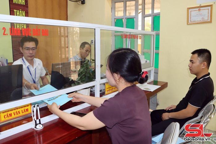 Công chức xã Tường Hạ giải quyết thủ tục hành chính cho Nhân dân.