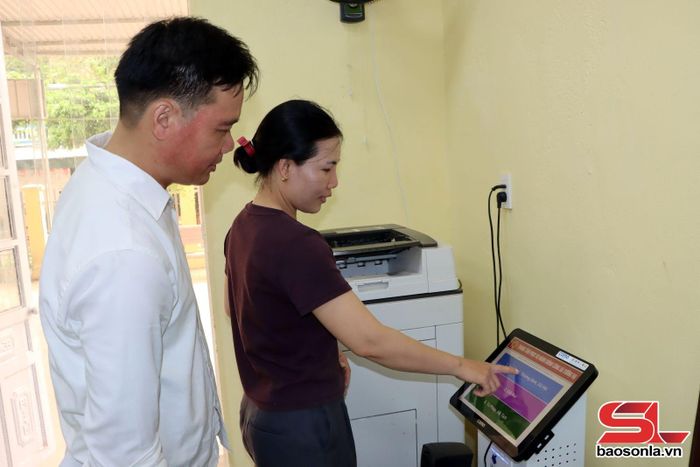 Người dân xã Tường Hạ lấy số tự động giải quyết thủ tục tại Trung tâm Phục vụ hành chính công xã.
