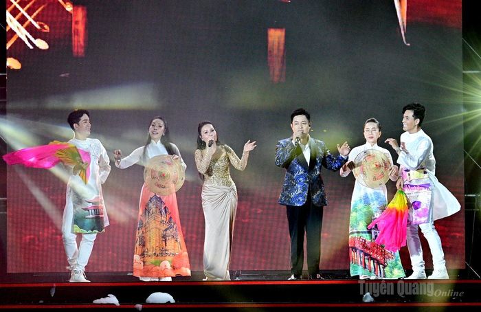 Ca sỹ Cẩm Ly và Quang Lê cùng biểu diễn.