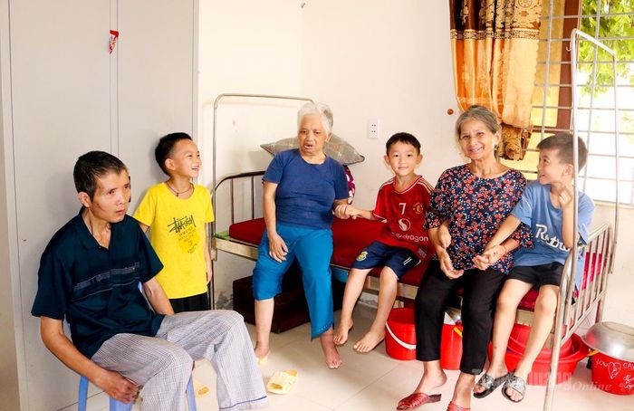 Dưới mái nhà chung Trung tâm Công tác xã hội Hà Giang, những nụ cười và cái nắm tay ấm áp đã gắn kết người già neo đơn với trẻ em mồ côi thành một gia đình đặc biệt, nơi yêu thương xoa dịu tổn thương và nâng bước những ước mơ.