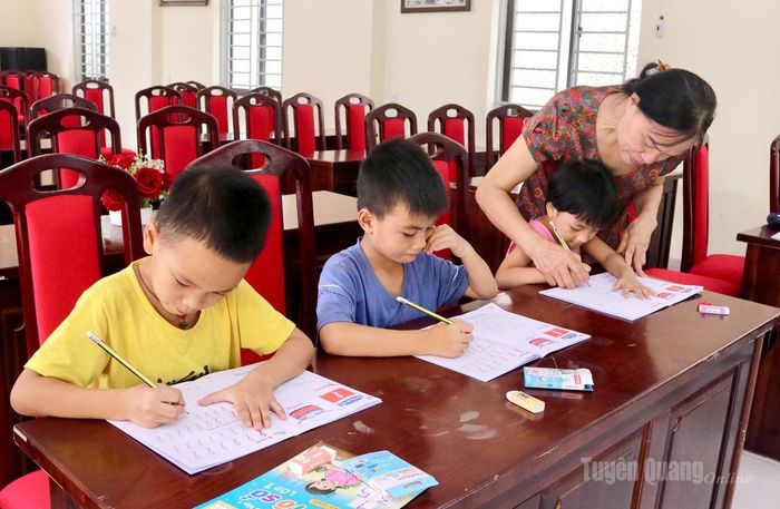 Để chuẩn bị hành trang vào lớp 1, các bé tại trung tâm chăm chú tập viết dưới sự chỉ dẫn tận tình của một cô giáo về hưu. Sự tiếp sức từ những người đưa đò thầm lặng chính là bệ phóng giúp các em tự tin bước vào năm học mới.