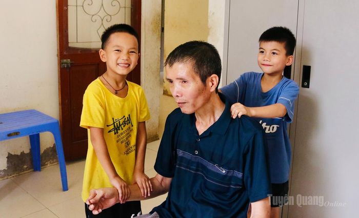 Bé Hiếu và bé Dương chăm sóc ông Minh (56 tuổi, khuyết tật nặng) sau giờ học. Tại Trung tâm bảo trợ, ước mơ của những đứa trẻ mồ côi không chỉ được dệt nên từ những trang sách, mà còn được nuôi dưỡng bằng tình yêu thương và sự sẻ chia giản dị thường ngày.