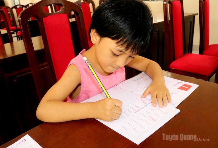 Bé Sùng Thị Chở chăm chỉ luyện viết để chuẩn bị vào lớp 1. Sau khi cha mẹ qua đời, bốn chị em được đón về Trung tâm Công tác xã hội Hà Giang năm 2022. Mỗi nét chữ hôm nay là bước khởi đầu cho những ước mơ đang lớn lên dưới mái ấm yêu thương.