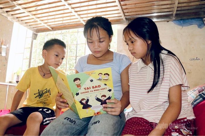 Mẹ mất, bố chịu án hình sự, ba chị em Ly Thị Việt, Ly Thị Chặng và Ly Quang Hiếu (xã Tân Tiến) được đón về nuôi dưỡng tại Trung tâm Bảo trợ xã hội từ tháng 3/2026. Vượt qua biến cố gia đình, các em luôn yêu thương, đùm bọc nhau và nỗ lực học tập để hướng tới tương lai tốt đẹp hơn.
