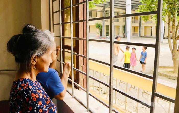 Ánh mắt dõi theo đầy kỳ vọng và yêu thương của người lớn tuổi qua ô cửa sổ, nhìn các em nhỏ vui đùa giữa sân Trung tâm bảo trợ.
