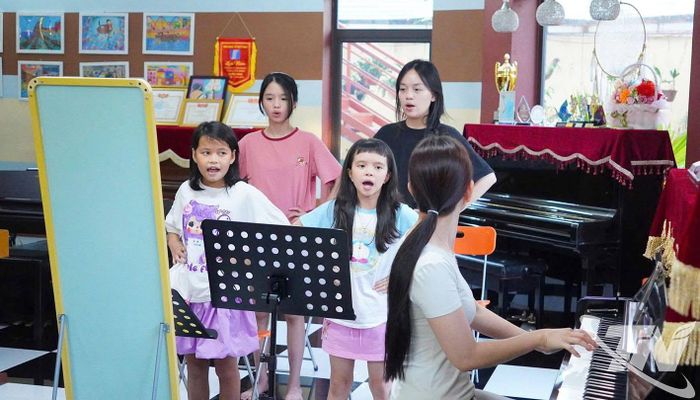 Các học viên Lớp ca tại Trung tâm Nghệ thuật Musicwave (tổ 63, phường Phan Đình Phùng) học hát những giai điệu thiếu nhi phù hợp với lứa tuổi