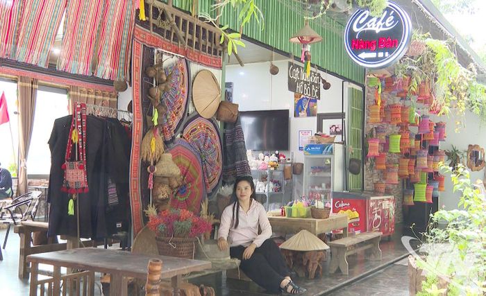 Du khách chekin, chụp ảnh tại một homestay cạnh hồ Ba Bể với những sản phẩm thổ cẩm đặc trưng.
