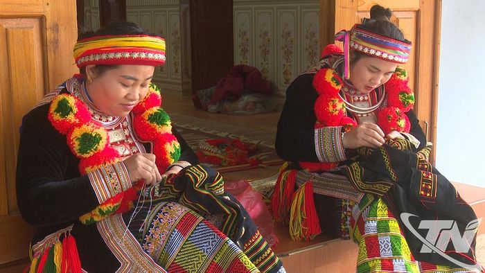 Người Dao ở xã Quảng Bạch duy trì nghệ thuật thêu hoa văn trên trang phục, khăn, mũ - cung cấp sản phẩm cho các điểm du lịch trên địa bàn.