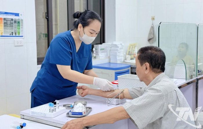 Khám bệnh miễn phí cho người có công.
