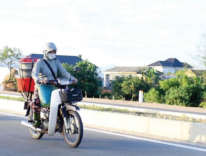  Các thương lái thu mua tôm, cá tản về các chợ xa hơn