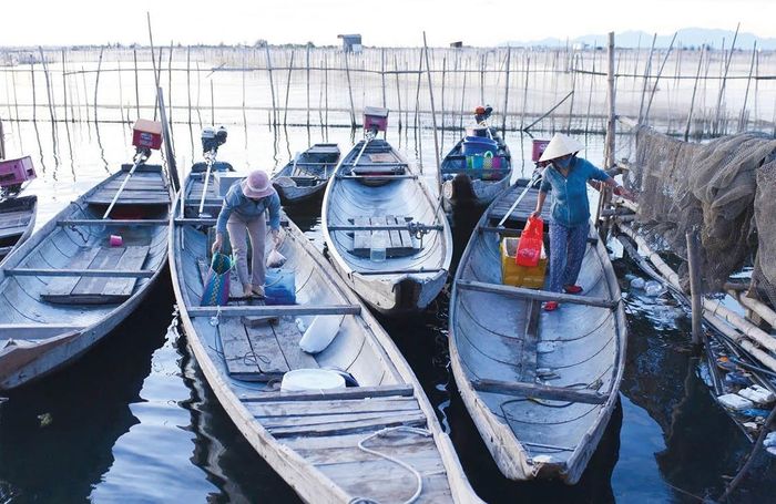 Ghe đò ra vào chợ cá Hải Dương, phường Thuận An 