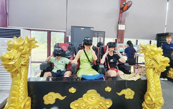 Trải nghiệm thực tế ảo VR phi thuyền “Đi tìm Hoàng cung đã mất”. Ảnh: Liên Minh
