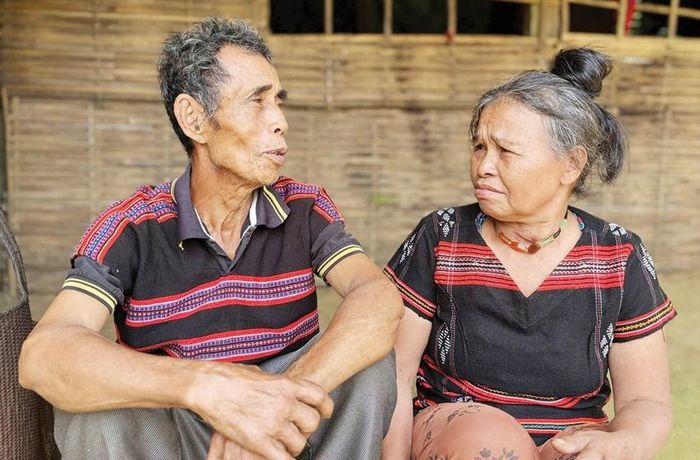Già Đế đang hát cho vợ nghe một điệu Êl của người Pa Hy