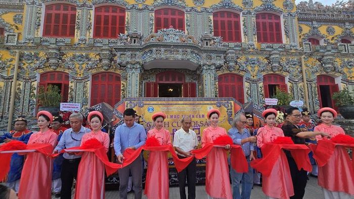  Cắt băng khai mạc triển lãm 