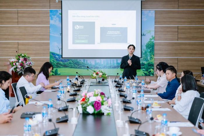 Đại diện Công ty cổ phần giải pháp Khí nhà kính Lead On GHG giới thiệu nền tảng công nghệ số hỗ trợ doanh nghiệp thực hiện kiểm kê khí nhà kính theo các tiêu chuẩn và quy định hiện hành.