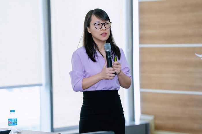 ThS. Cao Cẩm Linh, Ủy viên ban thường vụ, Phó Tổng Thư ký Hiệp hội Phát triển nhân lực logistics Việt Nam (VALOMA) trao đổi về chủ đề "Thúc đẩy kiểm kê khí nhà kính trong doanh nghiệp Việt Nam, góc nhìn từ Logistics và chuỗi cung ứng"