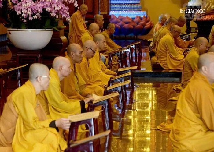 Chư Tăng thành viên Ban Trị sự GHPGVN TP.HCM, các ban chuyên môn, chư Tăng 22 khu vực trì tụng luật tại Lễ Bố-tát đầu tiên trong mùa An cư kiết hạ