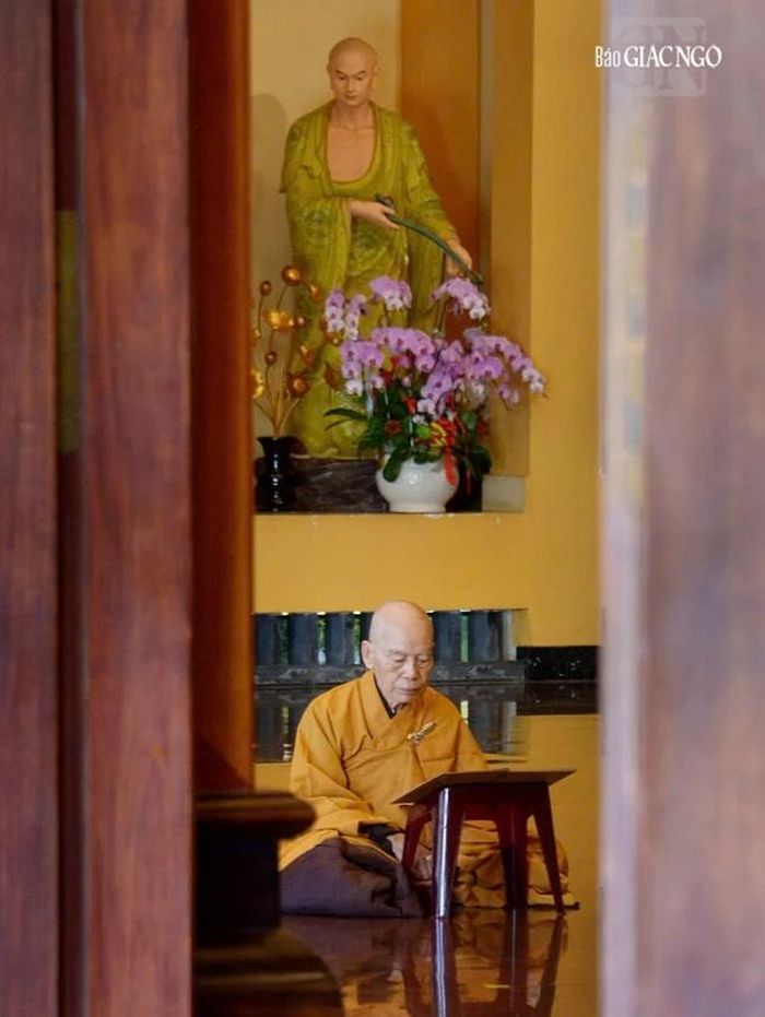 Mỗi kỳ Bố-tát, đại chúng cùng nhắc nhở nhau giới pháp của người xuất gia
