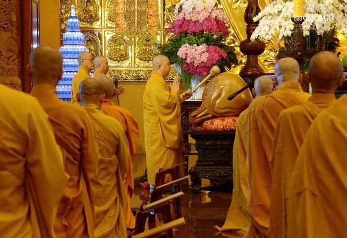 Lễ Bố-tát trang nghiêm tại chánh điện Việt Nam Quốc Tự