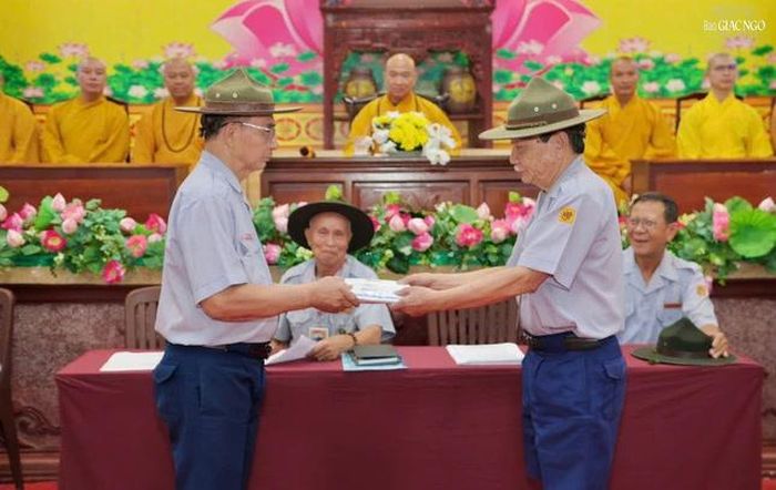 Huynh trưởng Thị Bá - Huỳnh Văn Tùng, Giám sát tại Hội đồng thi Phân ban Gia đình Phật tử TP.HCM trao đề thi còn niêm phong đến huynh trưởng Thị Cư - Nguyễn Thanh Minh