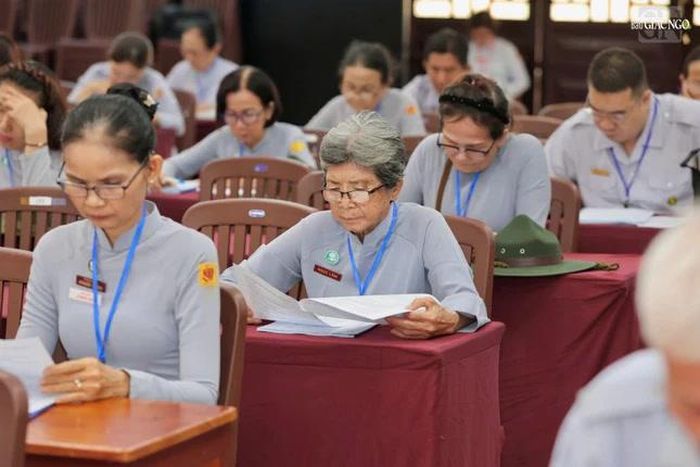 Đề thi gồm 30 câu trắc nghiệm và 2 câu tự luận
