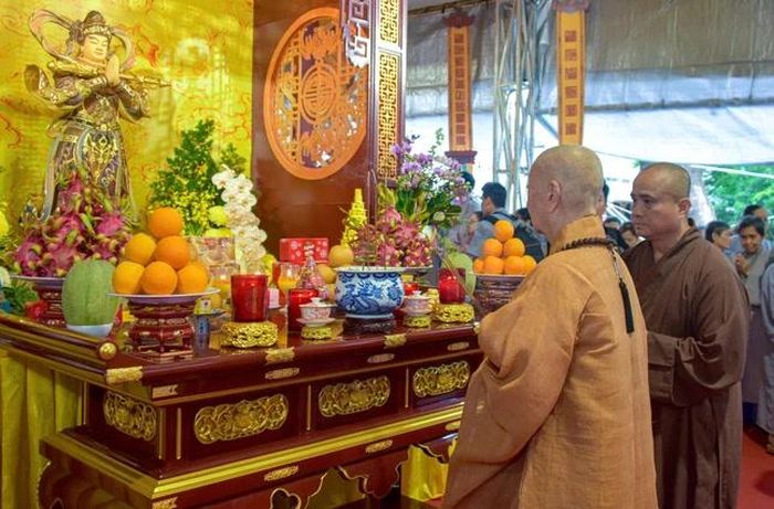 Đức Pháp chủ quang lâm chứng minh Trai đàn chẩn tế siêu tiến anh linh các liệt sĩ - đồng bào yêu nước đã hy sinh do Ban Trị sự GHPGVN tổ chức tại công viên Lê Thị Riêng