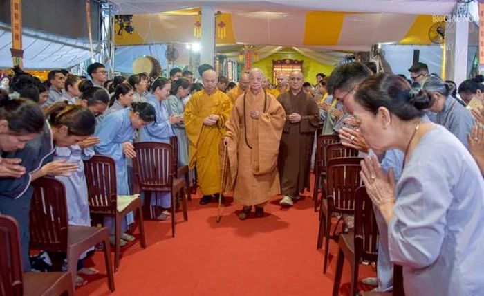 Đông đảo Phật tử thành kính đón tiếp Đức Pháp chủ quang lâm đàn tràng tại công viên Lê Thị Riêng (Nghĩa trang Đô Thành cũ) 