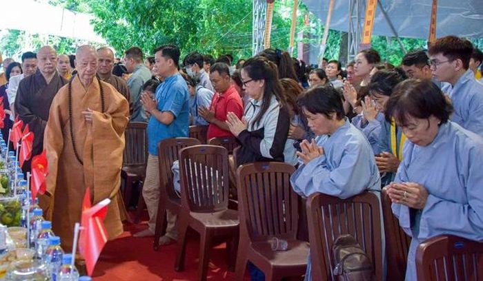 Hòa thượng Thích Lệ Trang cung nghinh Đức Pháp chủ quang lâm