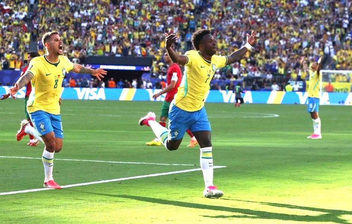 Vinicius tỏa sáng mang về trận hòa cho Brazil.
