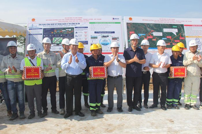Bộ trưởng Bộ Xây dựng Trần Hồng Minh cùng đoàn công tác trao quà động viên kỹ sư, công nhân tại nút giao Chợ Đệm (TP.HCM).