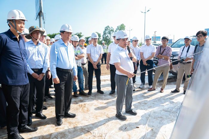 Bộ trưởng Bộ Xây dựng Trần Hồng Minh kiểm tra dự án mở rộng cao tốc TP.HCM - Trung Lương - Mỹ Thuận sáng 14/6.