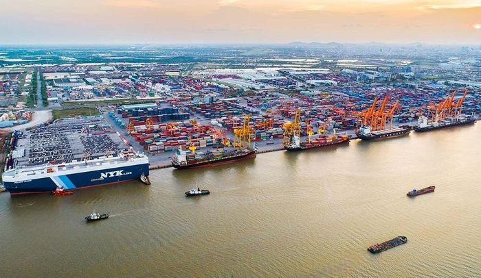 Theo quyết định, với các tàu có trọng tải trên 20.000 DWT đến 55.000 DWT giảm tải ra vào bến cảng Tân Vũ phải thực hiện theo Phương án bảo đảm an toàn hàng hải đã được Cục Hàng hải và Đường thủy Việt Nam phê duyệt (Ảnh minh họa).