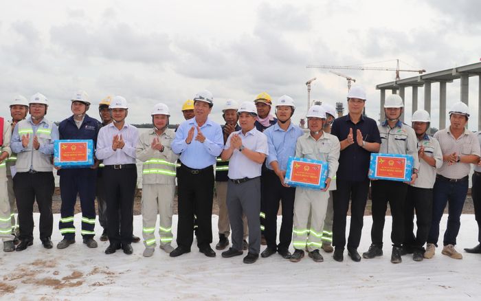 Bộ trưởng Trần Hồng Minh, Thứ trưởng Phạm Minh Hà và ông Trần Văn Lâu, Bí thư Tỉnh ủy Vĩnh Long trao quà động viên cán bộ, người lao động tại dự án.