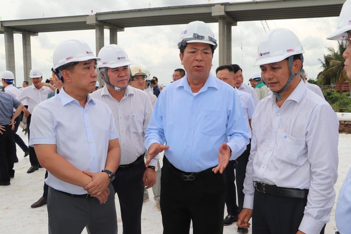Bộ trưởng Bộ Xây dựng Trần Hồng Minh yêu cầu rút ngắn thời gian thi công cầu Đại Ngãi 1 từ 3 - 6 tháng.