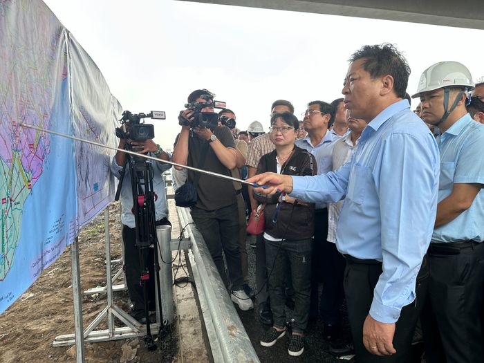 "Không thể để miền Tây tiếp tục chậm vì thiếu vật liệu. Chậm ngày nào là ảnh hưởng trực tiếp đến tăng trưởng kinh tế của địa phương và cả khu vực ngày đó", Bộ trưởng Trần Hồng Minh nhấn mạnh.