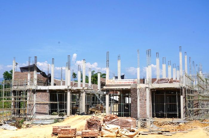 Dự án Trường Phổ thông nội trú liên cấp TH&THCS Hương Khê đang dần hình thành rõ nét với tiến độ đạt 50% khối lượng công việc.