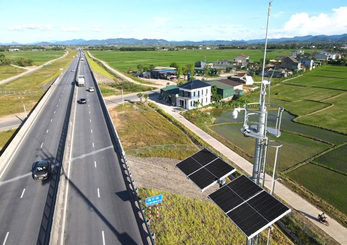 Cận cảnh camera được tích hợp AI trên tuyến cao tốc Bắc - Nam qua Hà Tĩnh.