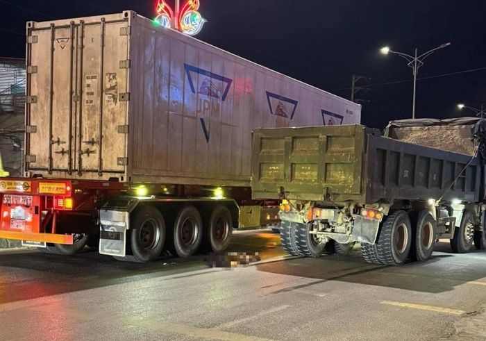 Hiện trường vụ tai nạn giữa xe máy và xe đầu kéo container khiến 2 nam thanh niên bị thương nặng. (Ảnh: MXH).
