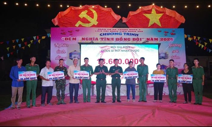 Chương trình đêm “Nghĩa tình đồng đội” năm 2026 đã trao những phần quà ý nghĩa đến gia đình chiến sĩ mới có hoàn cảnh khó khăn, góp phần động viên chiến sĩ yên tâm học tập, rèn luyện và công tác tại đơn vị