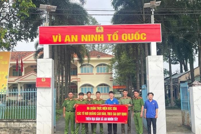 Lực lượng Công an xã An Nhơn Tây ra quân bóc xóa quảng cáo, rao vặt sai quy định, góp phần xây dựng mỹ quan đô thị và bảo đảm trật tự địa bàn.