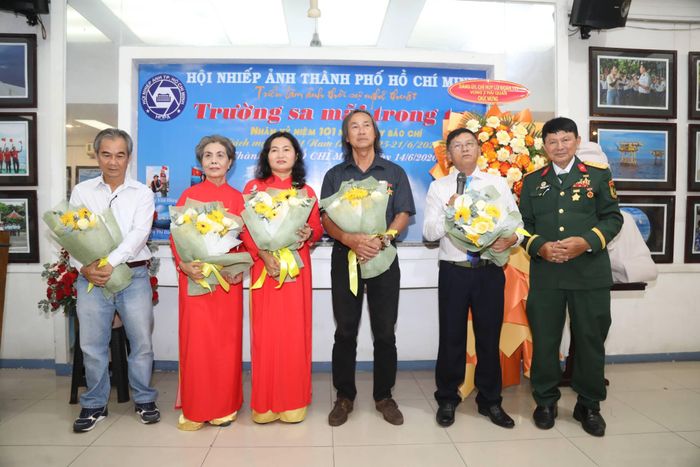 5 tác giả của bộ ảnh “Trường Sa mãi trong ta”: (từ trái qua) Võ Văn Hoàng, Nguyễn Thị Đào, Nguyễn Thị Thúy Hằng, Trương Văn Hùng, và Phạm Ngọc Hùng