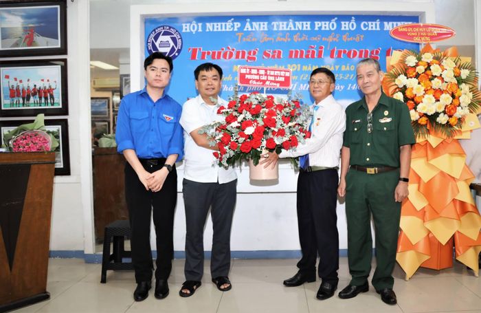 Các địa phương gởi lẵng hoa chúc mừng các nghệ sĩ